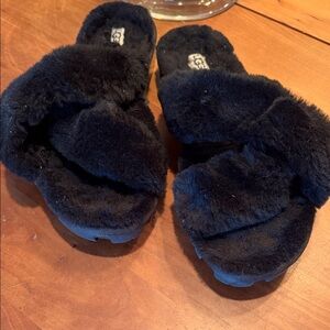 UGG Black Fluffy Crossband Slippers